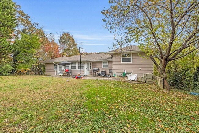 Building Photo - Large 4 Bedroom 2 Bathroom House for Rent