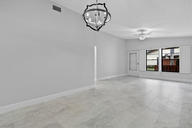 Building Photo - 8085 SE Villa Cir