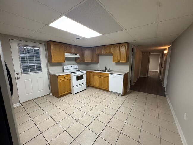 Building Photo - 108 White St