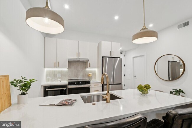 Building Photo - 30 W Allens Ln