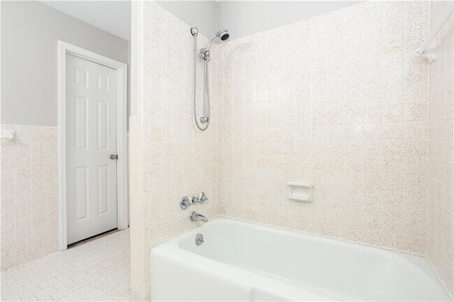 Building Photo - 5647 Queensborough Dr