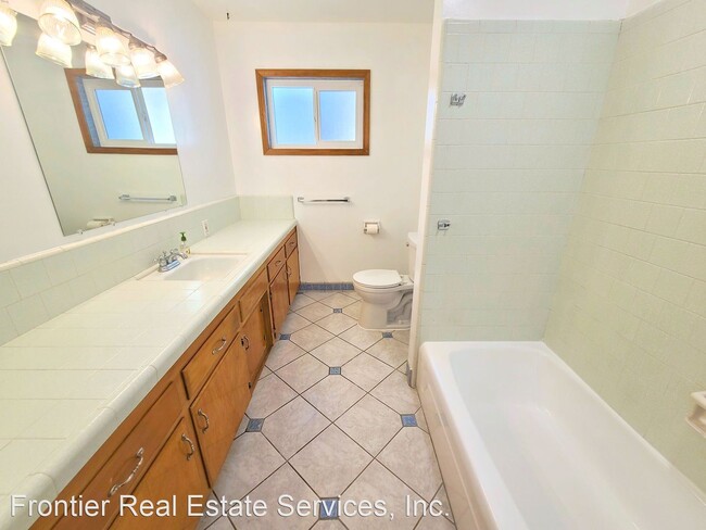 Building Photo - 3 br, 2 bath House - 4112 Charter Oaks Ave