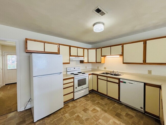 Building Photo - 840 Patrick Henry Dr