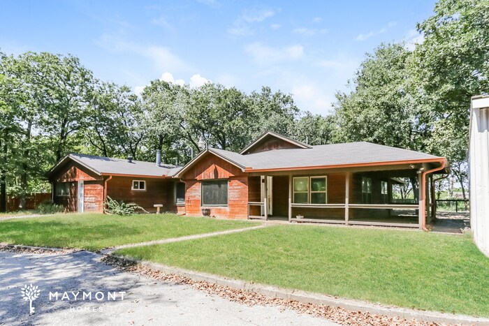 Building Photo - 1801 Whispering Oaks St