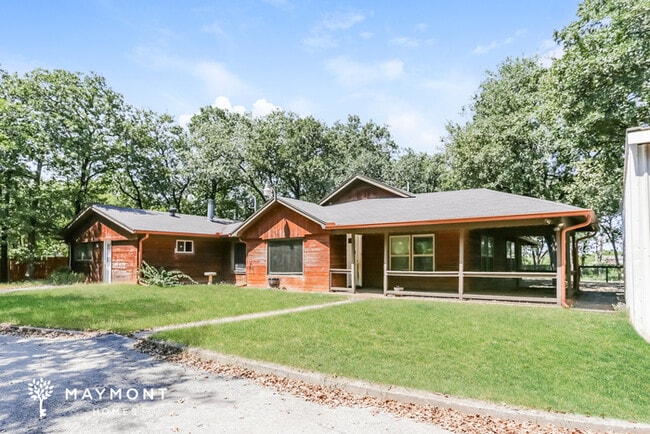 Building Photo - 1801 Whispering Oaks St