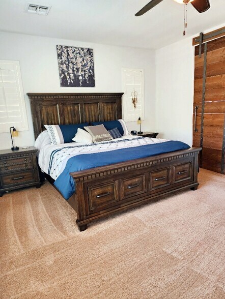 Master bedroom with king size bed and ensuite bathroom - 280 E Indigo Dr