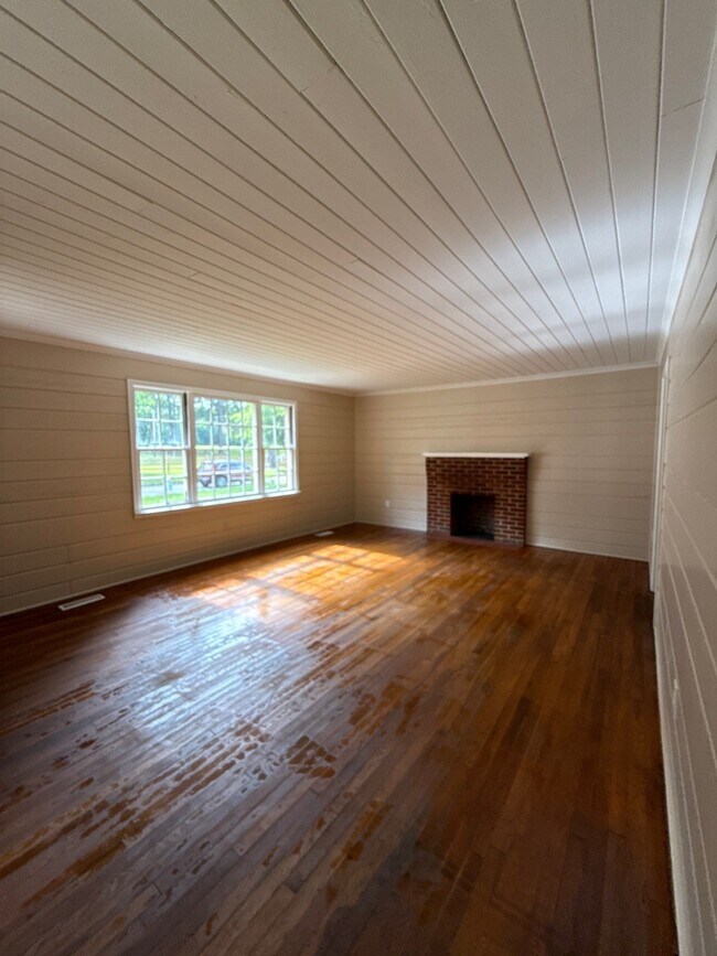Building Photo - 610 N McLemore Ave