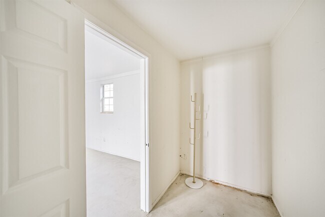 Building Photo - 2411 Wroxton Rd