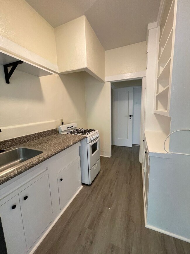 Building Photo - ECHO PARK studio ready to move in!!! Locat...
