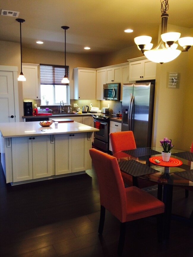 Building Photo - Amazing 3 Bedroom 2.5 Bath Home within Beaverton and next to Nike!