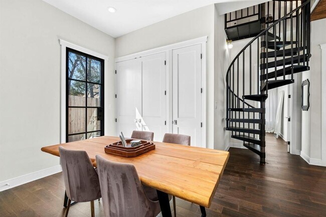 Building Photo - 1003 Romeria Dr