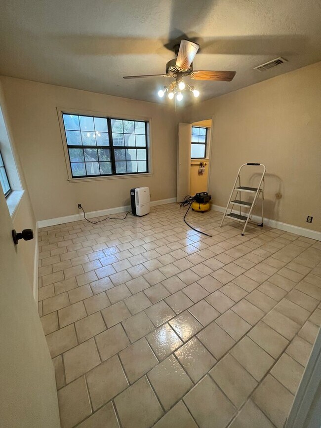 Building Photo - NEW ON MARKET