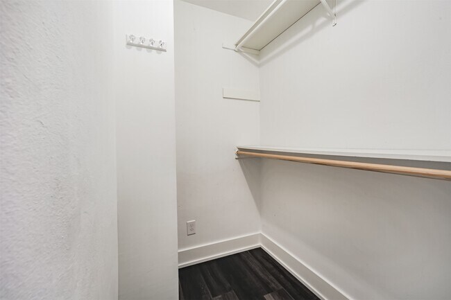 Building Photo - 4924 Mimosa Dr