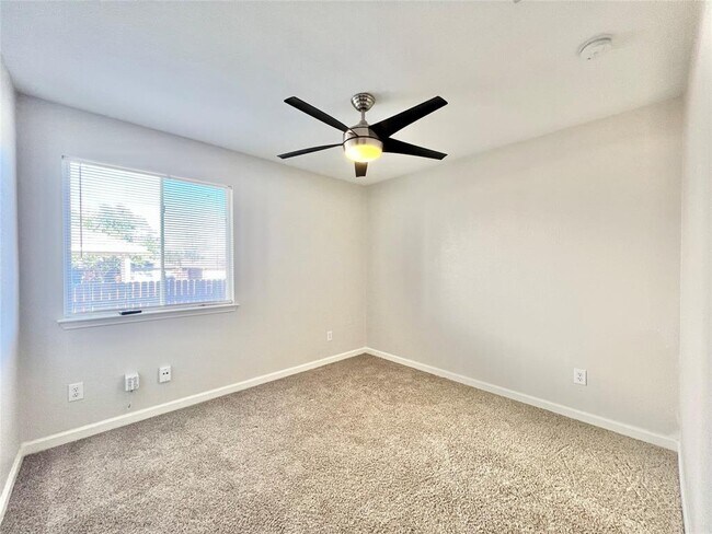 Building Photo - 2204 Ada Ln