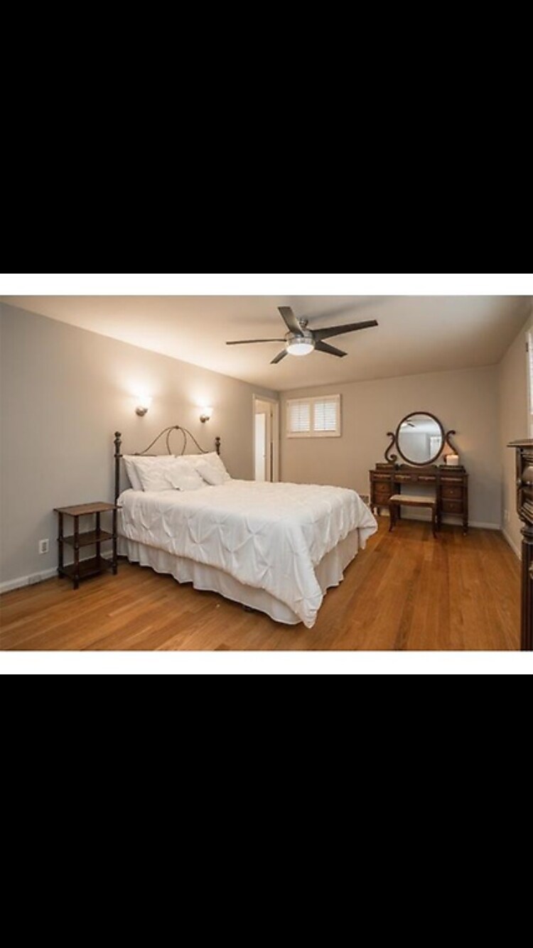 Building Photo - 2711 W 71st Terrace