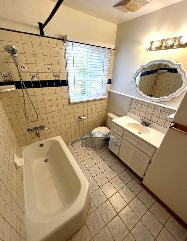 Building Photo - Charming 3 Bedroom 2 Bathroom