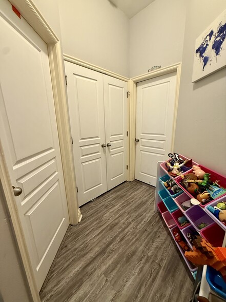 Building Photo - 15805 Prairie Run Dr