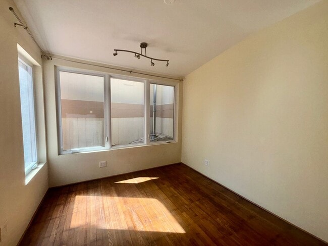 Building Photo - Hemphill Park Gem! 4 Bed/2.5 Bath - Availa...