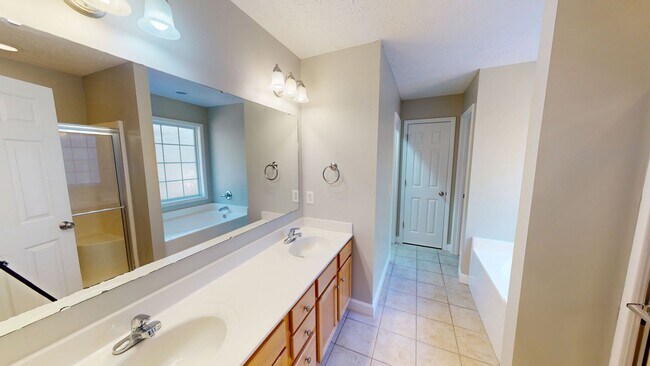 Building Photo - Open Floor Plan with Fenced Back Yard in L...
