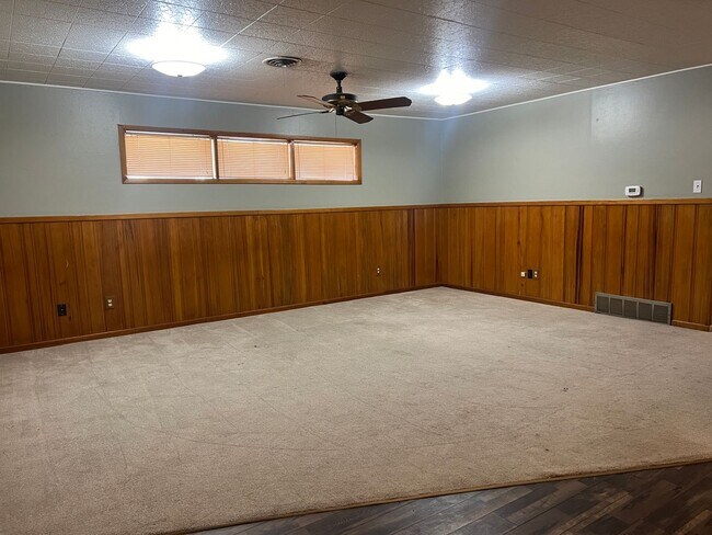 Building Photo - 3 bed 2 bath Move In Ready!