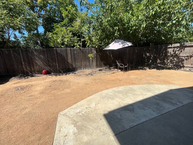 Building Photo - Spacious 3bed 2.5bath 2 story home available now!