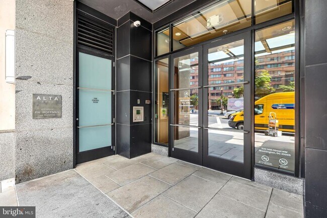 Building Photo - 1133 14th St NW
