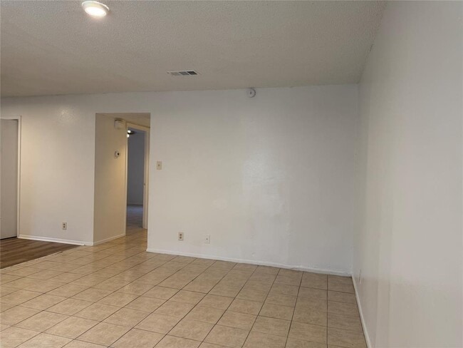 Building Photo - 5506 Rose Hill Cir