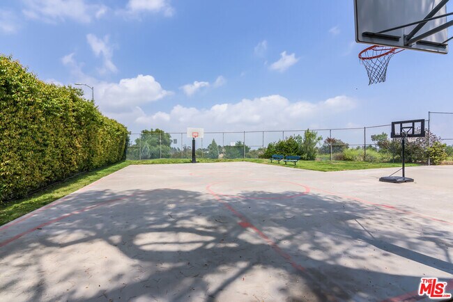 Building Photo - 2880 Woodwardia Dr
