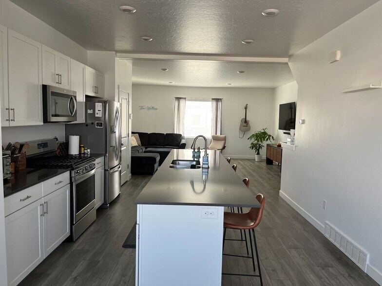 Building Photo - 1112 E Hatch Row