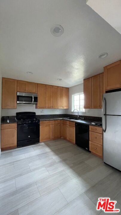 Building Photo - 4112 Ocean View Blvd