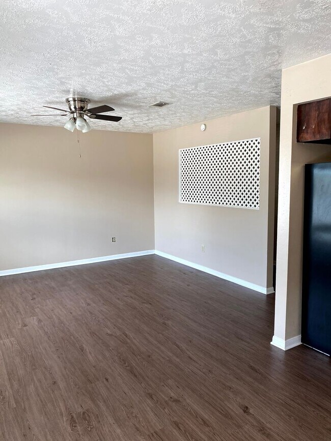 Building Photo - Cozy 2/2 Duplex Available for Prelease!