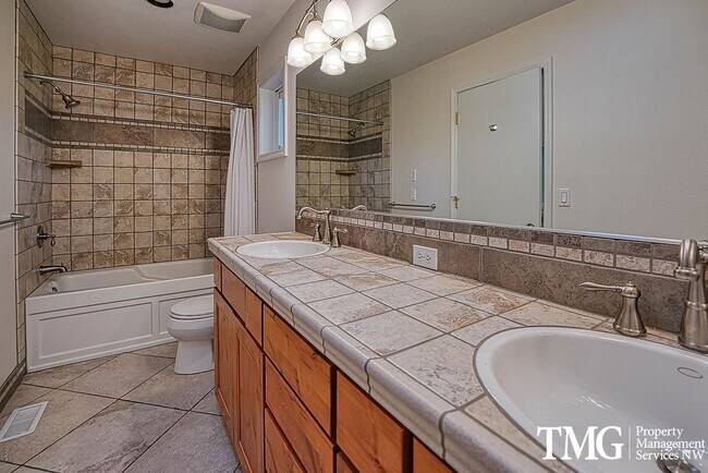 Building Photo - 3841 SE Madsen Ct