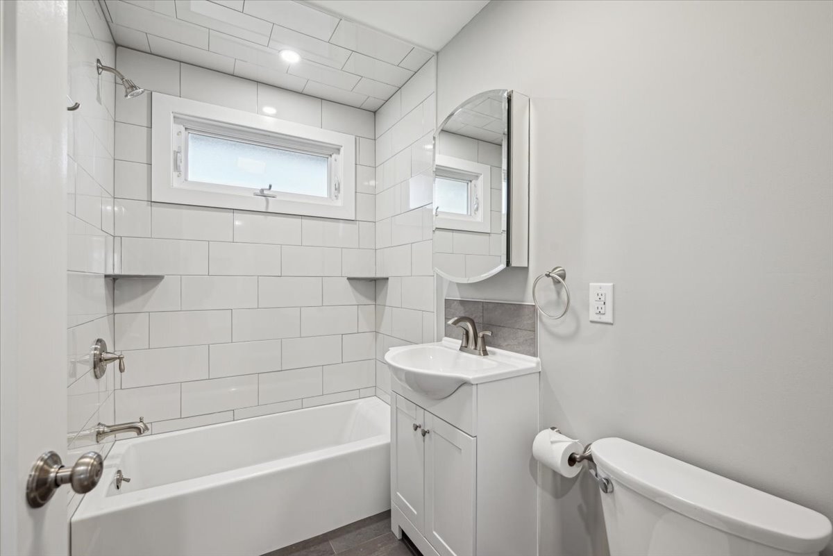 Building Photo - 285 Stamets Rd