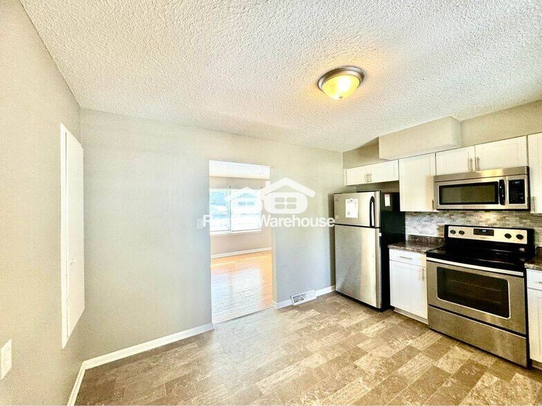 Building Photo - 2731 Bennett Ave