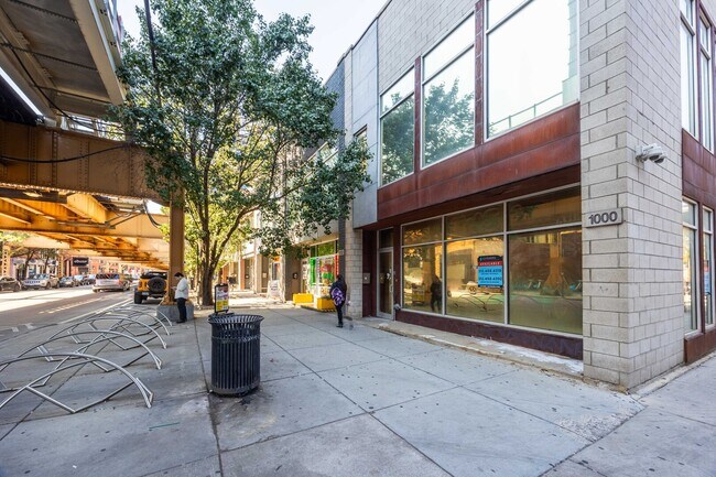 Primary Photo - 1002 W Lake St