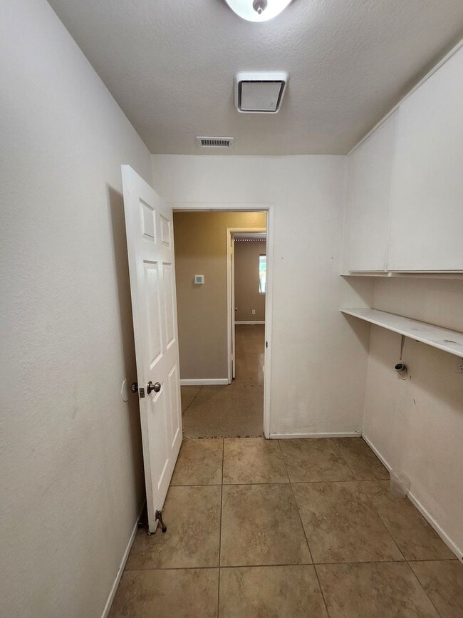 Building Photo - Charming Single-Story Home