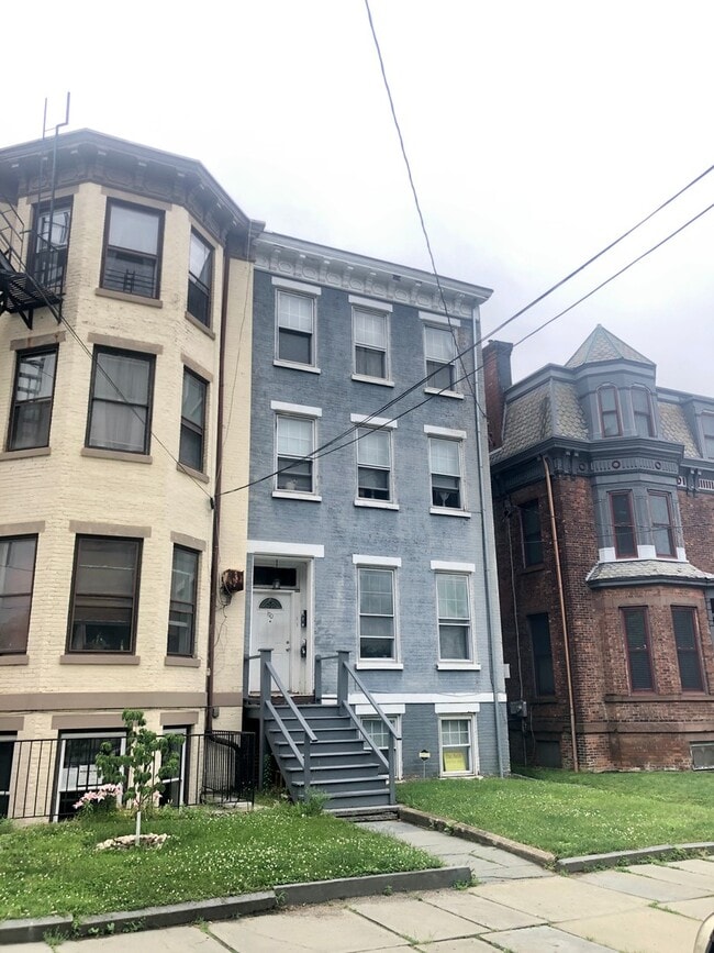 Building Photo - 170 Grand St