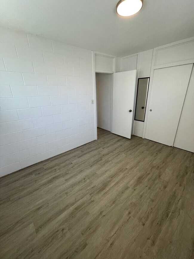 Building Photo - EL_086