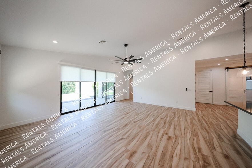 Building Photo - 2418 E Amelia Ave
