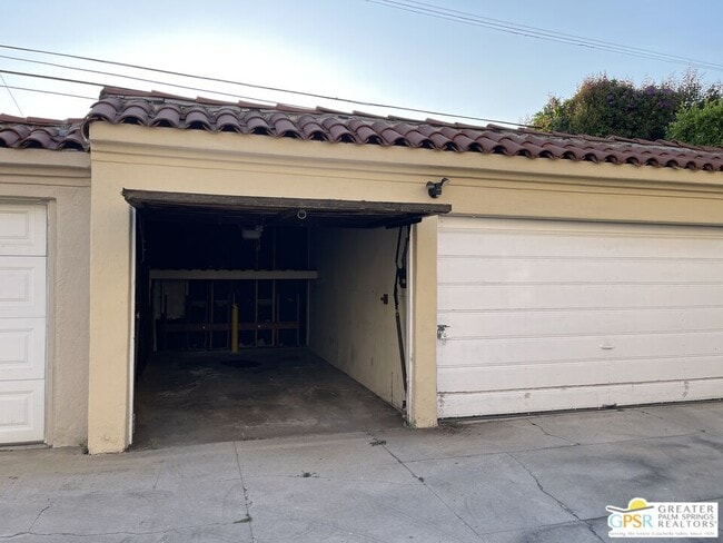 Building Photo - 927 Alandele Ave