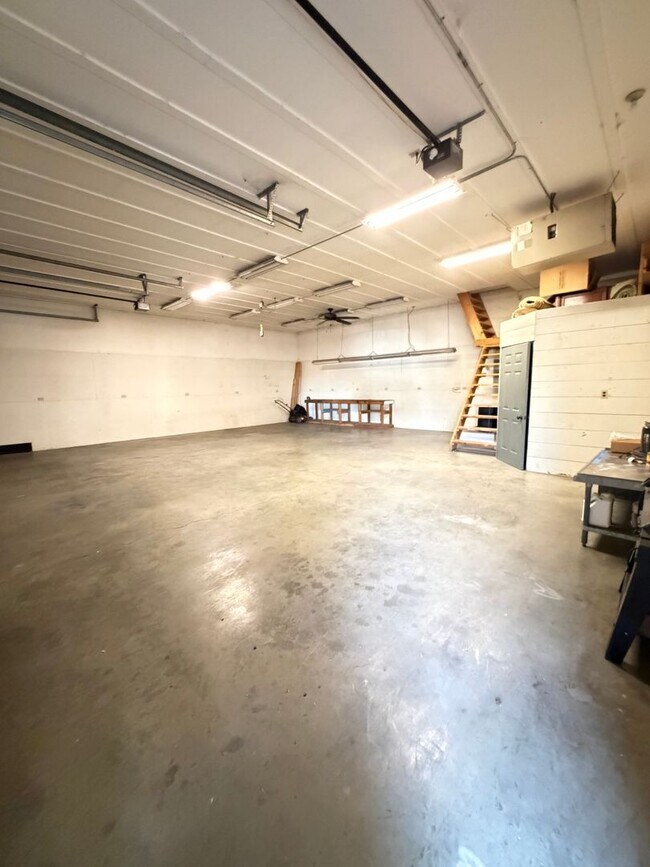 Building Photo - 13324 Rd 5 SE