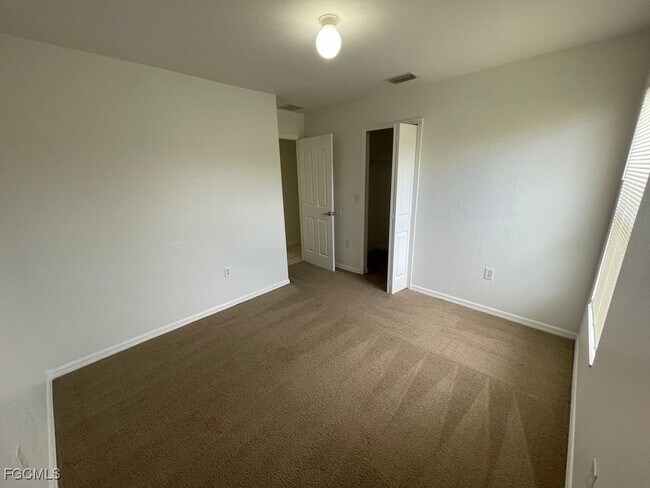 Building Photo - 1601 Flora Ave S