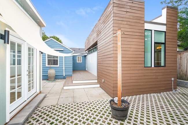 Building Photo - Inviting 3bed Seattle Home with Garage, Yard, and Parking!