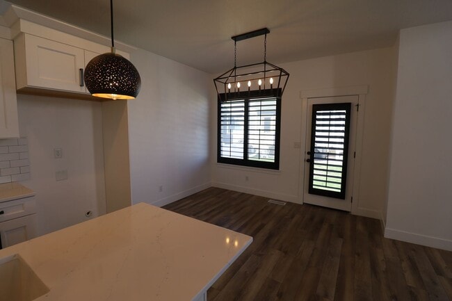 Building Photo - Upgraded Pet Friendly Lehi townhome
