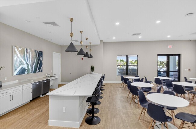 Building Photo - 5908 Viale Elizabeth