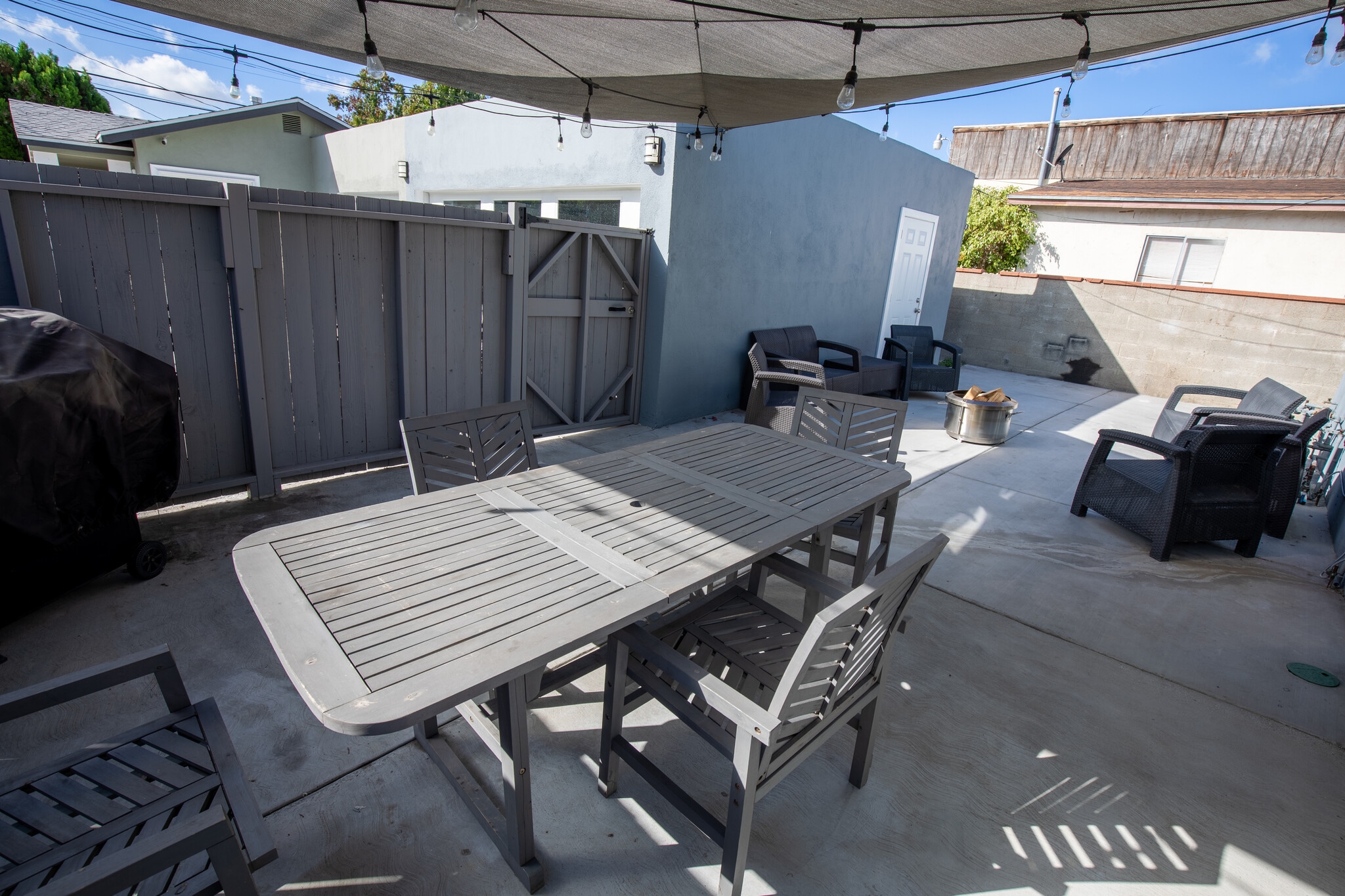 Fire pit, BBQ & furniture included - 923 N Avenue 56