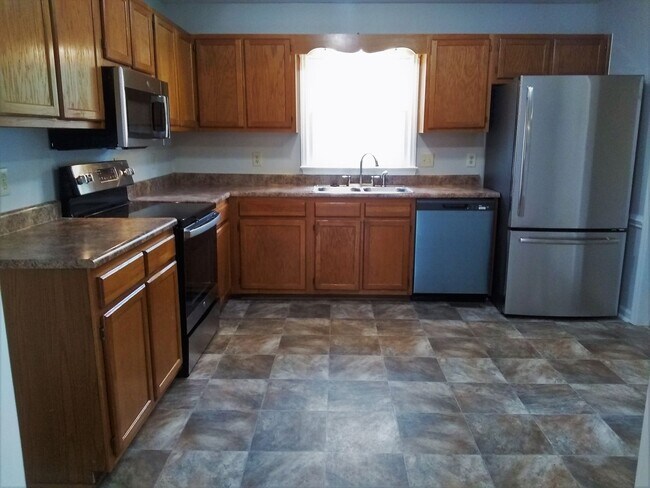 Building Photo - UPDATED & SPACIOUS 3 Bedroom 2 Bathroom home close to SHOPPING & FT BRAGG!!