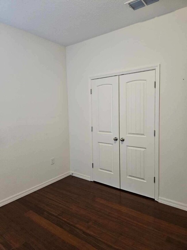 Building Photo - BEAUTIFUL 4 BEDROOM 3 BATH HOME IN THE BEA...