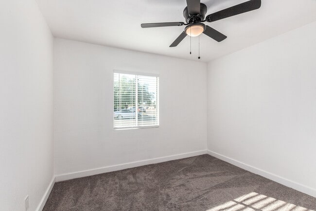 Building Photo - Amazing 3 bed 2 bath home with large backyard