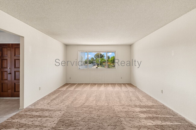 Building Photo - 4938 E Earll Dr